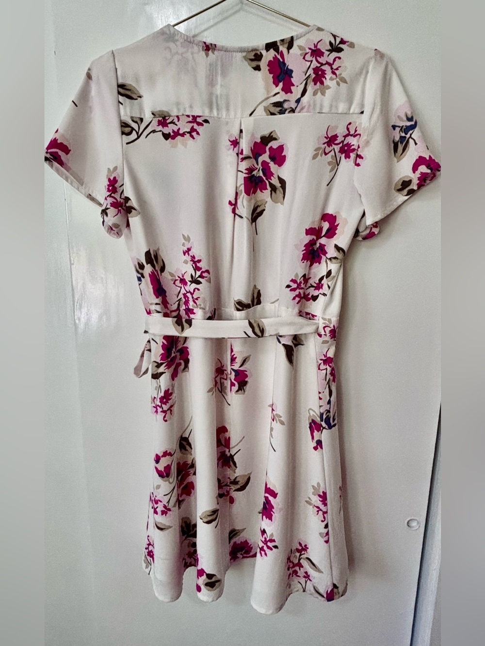Dynamite| Feminine White Short Sleeve Wrap Dress w/Fuchsia Floral Print Sz M - Picture 5 of 8